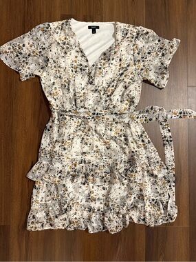 Simply Vera Vera Wang White Floral Wrap Mini Dress with Mustard Accents